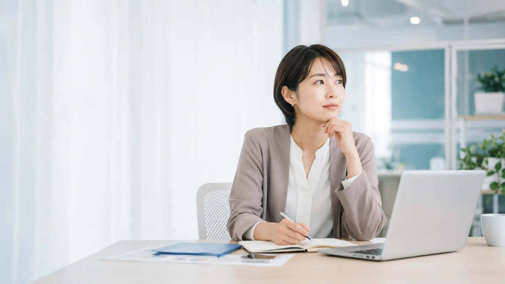 医療職の経験を活かした異業種転職について考える女性