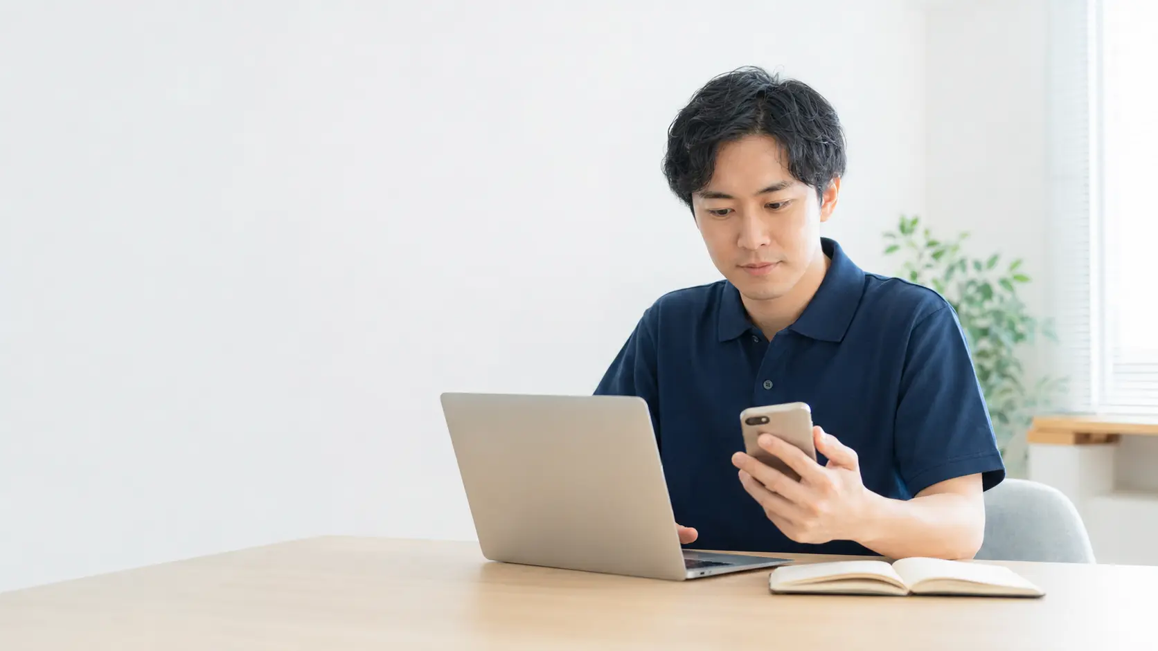 転職サービスの情報をスマートフォンとパソコンで確認する医療職