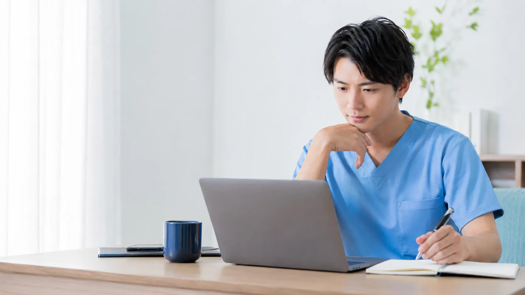 医療職向け求人サイトの通知設定と求人条件を確認する看護師