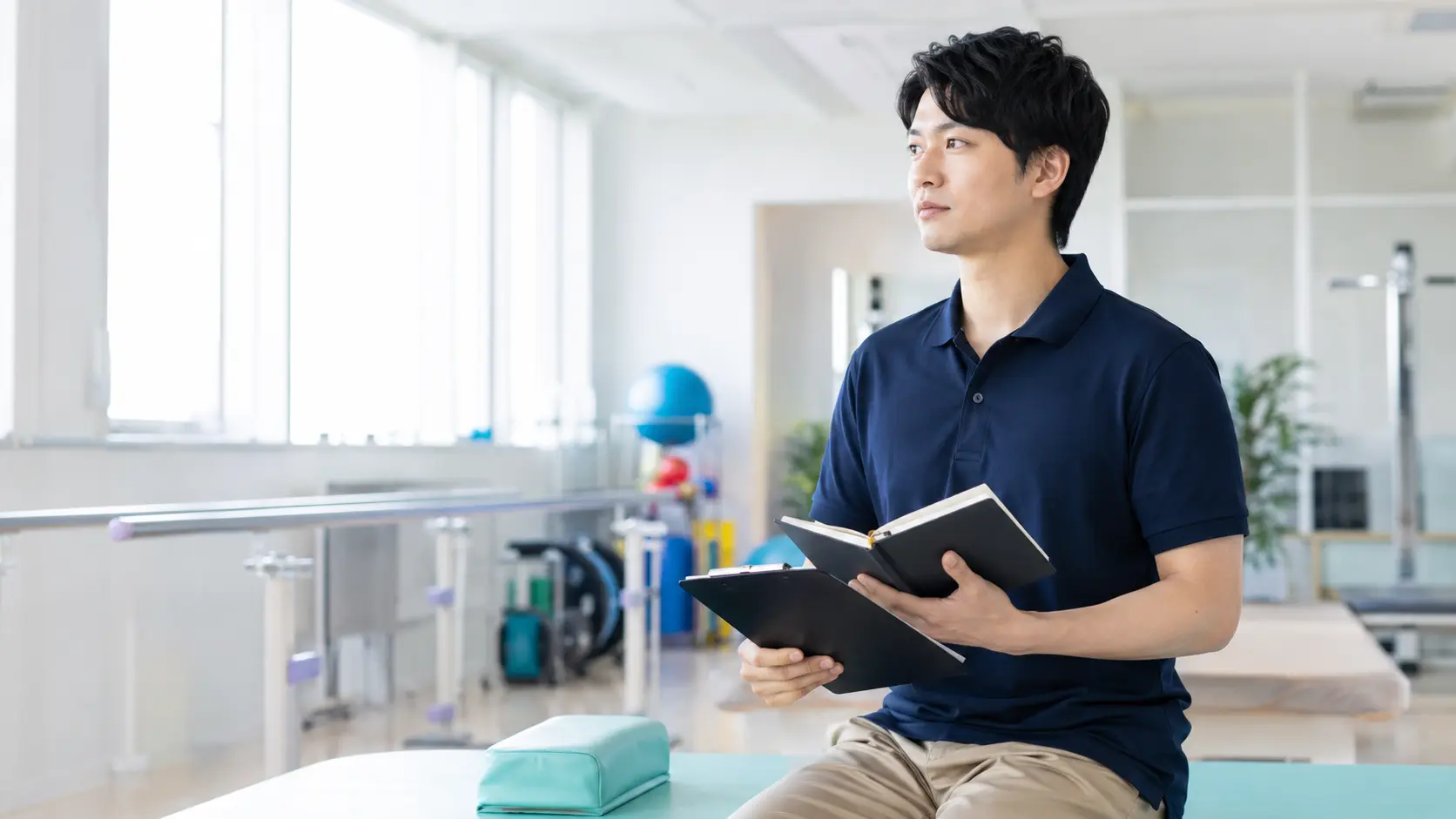 リハビリ施設で転職先を考える男性理学療法士